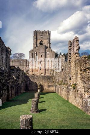 Fountains Abbey (Studley Royal), Mönchsdormorium mit Blick auf die Kirche Stockfoto