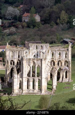 Kloster Rievaulx, Blick von den 'Terraces' im Süden auf die Klosterkirche Stockfoto