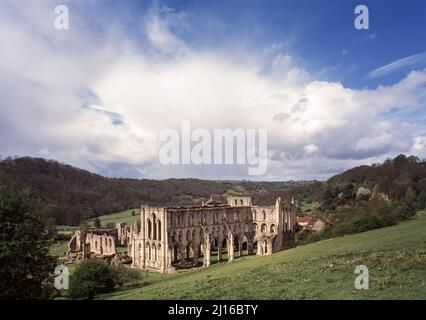 Rievaulx Abbey, Blick von Südosten Auf Die Gesamtanlage Stockfoto