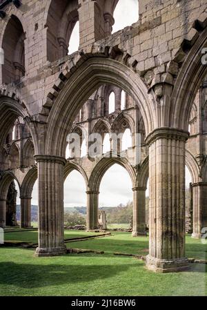 Rievaulx Abbey, Blick aus Dem Östlichen Seitenschiff in Den Chor Stockfoto