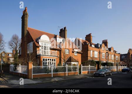 Ab 1875 von Edward William Godwin, ab 1877 von Richard Norman Shaw errichtete erste 'Gartenstadt' der Welt. Vorläufer der Deutschen Gartenstadtbewegung Stockfoto