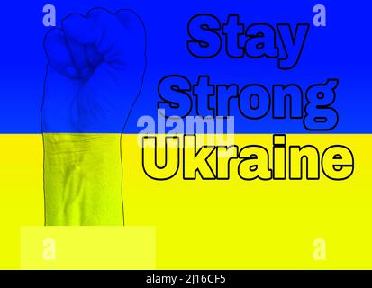 Die Faust des Mannes mit Einer Flagge der Ukraine isoliert auf stark bleiben Ukraine Text Ukraine Flagge Farbe Hintergrund Stockfoto