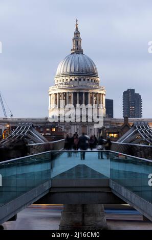 Blick über die Millennium Bridge von Süden auf die Kuppel , St., Sankt, Saint , St., Sankt, Heiliger Stockfoto