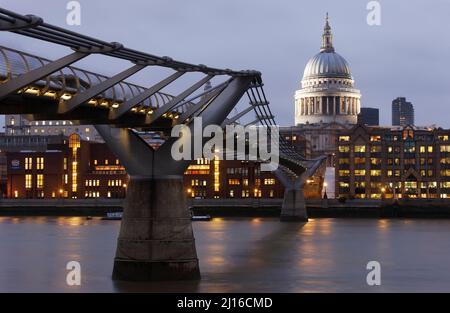 Blick über die Millennium Bridge von Süden auf die Kuppel , St., Sankt, Saint , St., Sankt, Heiliger Stockfoto