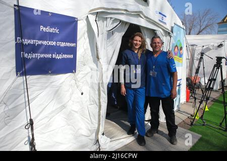 REGION LVIV, UKRAINE - 22. MÄRZ 2022 - Ärzte posieren für ein Foto am Eingang eines Zeltes im israelischen Feldkrankenhaus in der Region Lviv, West-Ukrai Stockfoto