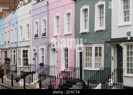 Pastelfarbene Reihenhäuser, in den Romanen von John Le Carré hält der Chef des Geheimdiensts MI6, George Smiley in der Bywater Street Nr. 9 Stockfoto