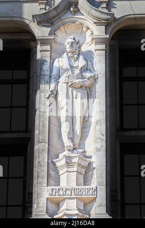 Statue von JM W (William) Turneran der Vorderwand des Victoria and Albert Museums, London, England. Stockfoto