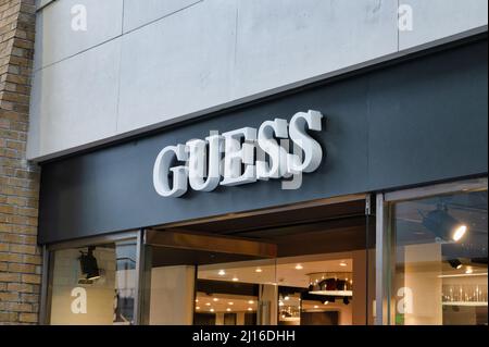 Belfast, Großbritannien, 21. Feb 2022: Guess Store in Belfast Nordirland. Stockfoto