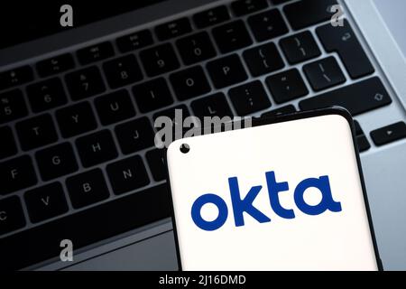 Okta Sicherheitsfirma Logo auf Smartphone und einem Laptop auf verschwommenem Hintergrund gesehen. Konzept für Hack. Stafford, Großbritannien, 22. März 2022. Stockfoto