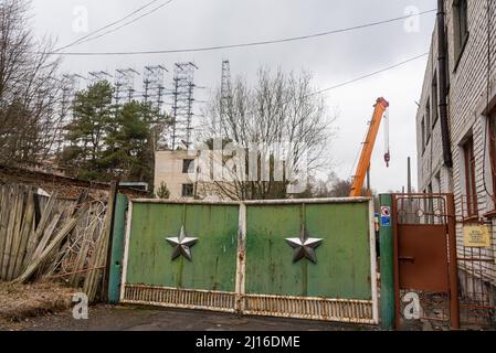 Eingang der sowjetischen über-den-Horizont-Radarstation Duga in die Tschernobyl-Sperrzone. Die massive verlassene sowjetische Duga. Stockfoto