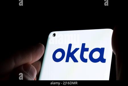 Okta Security Firmenlogo auf dem Smartphone gesehen. Konzept für Hack. Stafford, Großbritannien, 22. März 2022. Stockfoto