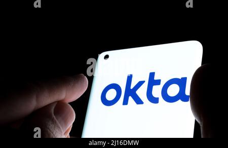 Okta Security Firmenlogo auf dem Smartphone gesehen. Konzept für Hack. Stafford, Großbritannien, 22. März 2022. Stockfoto