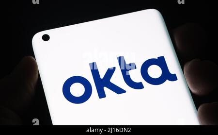 Okta Security Firmenlogo auf dem Smartphone gesehen. Konzept für Hack. Stafford, Großbritannien, 22. März 2022. Stockfoto