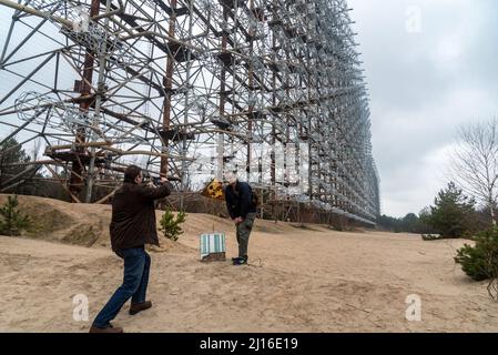 Sowjetische Radarstation Duga über dem Horizont in der Tschernobyl-Sperrzone. Die massive verlassene sowjetische Duga Stockfoto