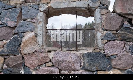 Das Fenster in der alten Mauer aus Stein Weiß isoliert. Stockfoto