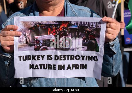 Demonstrationszeichen Die Türkei Zerstört Die Natur In Afrin In Amsterdam, Niederlande 19-3-2022 Stockfoto