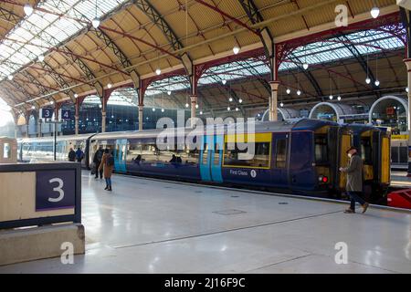 Victoria Station, auch bekannt als London Victoria, ist ein zentraler Londoner Bahnhof und eine angeschlossene Londoner U-Bahnstation in Victoria, in der City of Westminster, die von Network Rail verwaltet wird. Die Hauptbahnstation, benannt nach der nahe gelegenen Victoria Street (nicht Queen), ist Endstation der Brighton Main Line zum Flughafen Gatwick und Brighton und der Chatham Main Line nach Ramsgate und Dover über Chatham. Von den Hauptlinien aus können Züge mit der Catford Loop Line, der Dartford Loop Line und der Oxted Line nach East Grinstead und Uckfield verbunden werden. Stockfoto