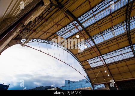 Victoria Station, auch bekannt als London Victoria, ist ein zentraler Londoner Bahnhof und eine angeschlossene Londoner U-Bahnstation in Victoria, in der City of Westminster, die von Network Rail verwaltet wird. Die Hauptbahnstation, benannt nach der nahe gelegenen Victoria Street (nicht Queen), ist Endstation der Brighton Main Line zum Flughafen Gatwick und Brighton und der Chatham Main Line nach Ramsgate und Dover über Chatham. Von den Hauptlinien aus können Züge mit der Catford Loop Line, der Dartford Loop Line und der Oxted Line nach East Grinstead und Uckfield verbunden werden. Stockfoto