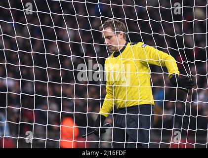 LONDON, ENGLAND - 2. NOVEMBER 2016: Assistenzschiedsrichter überprüft das Netz vor der zweiten Hälfte des UEFA Champions League-Spiel der Gruppe E zwischen Tottenham Hotspur und Bayern Leverkusen im Wembley-Stadion. Copyright: Cosmin Iftode/Picstaff Stockfoto