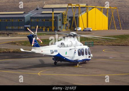 Sorvagur, Färöer-Inseln - 07. Mai 2018: Blick auf den Hubschrauber Atlantic Airways AgustaWestland AW139 OY-HIH auf dem Flughafen Vagar. Stockfoto