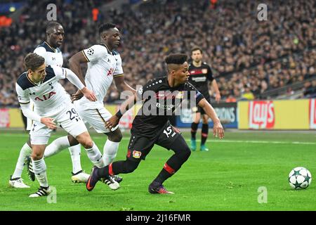 LONDON, ENGLAND - 2. NOVEMBER 2016: Harry Winks (L) aus Tottenham und Wendell (R) aus Leverkusen im Einsatz beim UEFA Champions League-Spiel der Gruppe E zwischen Tottenham Hotspur und Bayern Leverkusen im Wembley-Stadion. Copyright: Cosmin Iftode/Picstaff Stockfoto