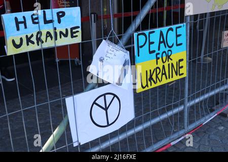 Protestschilder am Zaun, der für Frieden in der Ukraine auf dem Dam-Platz in Amsterdam, Niederlande, März 2022, bittet Stockfoto