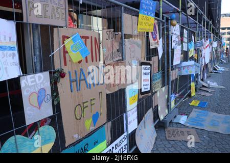 Protestschilder zum Zaun gegen den Krieg in der Ukraine auf dem Dam-Platz im Stadtzentrum Amsterdam, Niederlande, März 2022 Stockfoto
