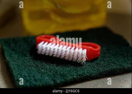 Reinigungszubehör. Reinigung oder Reinigung. Schwämme zum Reinigen. Bürste zum Spülen von Geschirr. Nahaufnahme. Stockfoto