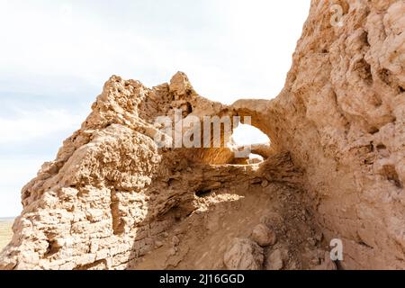 Blick auf das Wüstenschloss Ayaz Kala in der Kyzylkum-Wüste im Norden Usbekistans, Zentralasien Stockfoto