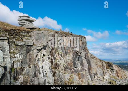 Der dramatische Stein stapelt den Cheesewring, der über dem zerklüfteten Stowes Hill Quarry auf Bodmin Moor in Cornwall thront. Stockfoto