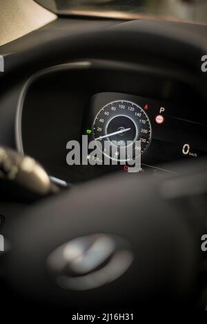 Nahaufnahme eines digitalen Armaturenbretts eines neuen Autos mit Tachometer. Stockfoto