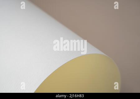Nahaufnahme eines zusammengerollten gefärbten Papierbogens Stockfoto