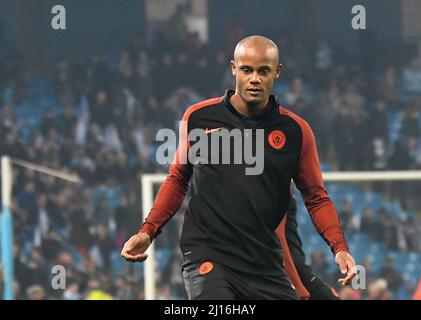 MANCHESTER, ENGLAND - 1. NOVEMBER 2016: Vincent Kompany aus der Stadt vor dem UEFA Champions League-Spiel der Gruppe C zwischen Manchester City und dem FC Barcelona im City of Manchester Stadium. Copyright: Cosmin Iftode/Picstaff Stockfoto