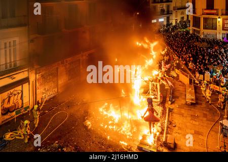 Menschen beobachten, wie eine Falla-Skulptur während des Crema-Ereignisses in der letzten Nacht des Fallas-Festivals in Valencia, Spanien, brennt Stockfoto