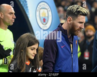 MANCHESTER, ENGLAND - 1. NOVEMBER 2016: Lionel Messi aus Barcelona vor dem UEFA Champions League-Spiel der Gruppe C zwischen Manchester City und dem FC Barcelona im City of Manchester Stadium. Copyright: Cosmin Iftode/Picstaff Stockfoto