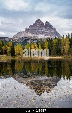 Die drei Gipfel des Tre Cime di Lavaredo und der Antorno-See mit Spiegelungen des Himmels in ruhigem Wasser. Dolomites Alp Mountains, Belluno Province, Dolomiti Alps, Italien Stockfoto