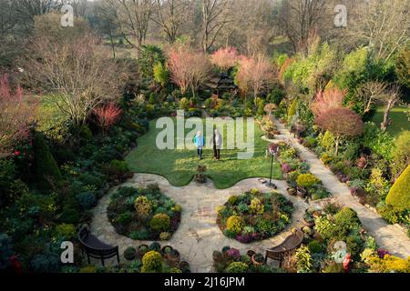 Das Rentnerpaar Tony und Marie Newton in ihrem vier Jahreszeiten Garten, als der Frühling in ihrem Haus in Walsall, West Midlands, beginnt. Bilddatum: Mittwoch, 23. März 2022. Stockfoto