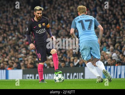 MANCHESTER, ENGLAND - 1. NOVEMBER 2016: Lionel Messi (L) aus Barcelona, aufgenommen in Aktion während des UEFA Champions League-Spiel der Gruppe C zwischen Manchester City und dem FC Barcelona im City of Manchester Stadium. Copyright: Cosmin Iftode/Picstaff Stockfoto