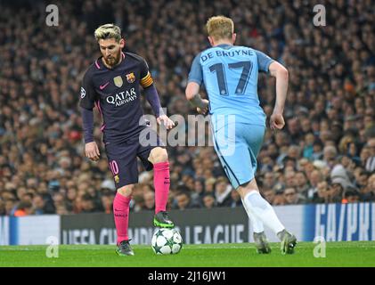 MANCHESTER, ENGLAND - 1. NOVEMBER 2016: Lionel Messi (L) aus Barcelona, aufgenommen in Aktion während des UEFA Champions League-Spiel der Gruppe C zwischen Manchester City und dem FC Barcelona im City of Manchester Stadium. Copyright: Cosmin Iftode/Picstaff Stockfoto