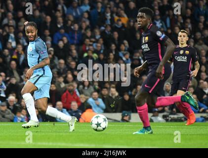 MANCHESTER, ENGLAND - 1. NOVEMBER 2016: Raheem Sterling (L) aus der Stadt im Rahmen des UEFA Champions League-Spiel der Gruppe C zwischen Manchester City und dem FC Barcelona im City of Manchester Stadium. Copyright: Cosmin Iftode/Picstaff Stockfoto