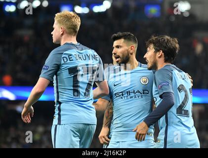 MANCHESTER, ENGLAND - 1. NOVEMBER 2016: David Silva (R) von City feiert mit seinen Teamkollegen ein Tor, das Ilkay Gundogan (nicht im Bild) während des UEFA Champions League-Spiel der Gruppe C zwischen Manchester City und dem FC Barcelona im City of Manchester Stadium erzielte. Copyright: Cosmin Iftode/Picstaff Stockfoto