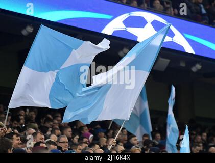 MANCHESTER, ENGLAND - 1. NOVEMBER 2016: Farbige Flaggen von Manchester City, abgebildet während des UEFA Champions League-Spiel der Gruppe C zwischen Manchester City und dem FC Barcelona im City of Manchester Stadium. Copyright: Cosmin Iftode/Picstaff Stockfoto