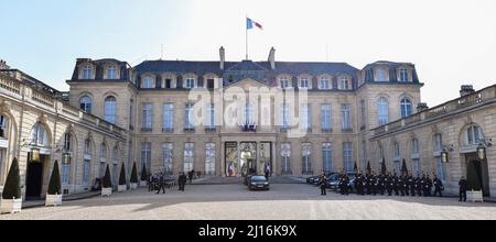 Die Abbildung zeigt den Eingang (im Innenhof) zum Elysée-Palast (Palais de l'Elysée), der Residenz des Präsidenten der Französischen Republik am 21. März 2022 in Paris, Frankreich. Foto von Victor Joly/ABACAPRESS.COM Stockfoto