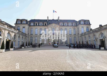 Die Abbildung zeigt den Eingang (im Innenhof) zum Elysée-Palast (Palais de l'Elysée), der Residenz des Präsidenten der Französischen Republik am 21. März 2022 in Paris, Frankreich. Foto von Victor Joly/ABACAPRESS.COM Stockfoto