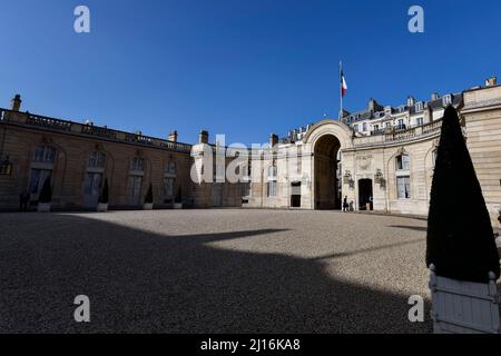 Die Abbildung zeigt den Eingang (im Innenhof) zum Elysée-Palast (Palais de l'Elysée), der Residenz des Präsidenten der Französischen Republik am 21. März 2022 in Paris, Frankreich. Foto von Victor Joly/ABACAPRESS.COM Stockfoto