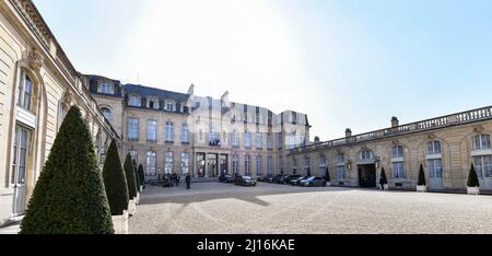 Die Abbildung zeigt den Eingang (im Innenhof) zum Elysée-Palast (Palais de l'Elysée), der Residenz des Präsidenten der Französischen Republik am 21. März 2022 in Paris, Frankreich. Foto von Victor Joly/ABACAPRESS.COM Stockfoto