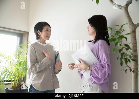 Frauen, Die Sich Plaudern Stockfoto