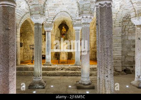 Chor in der alten Krypta Stockfoto