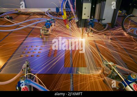 Hochpräzise Laserschneidmaschine bei der Arbeit Stockfoto