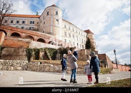 Familienspaziergängen im historischen Schloss Mikulov, Mähren, Tschechische Republik. Alte europäische Stadt. Stockfoto